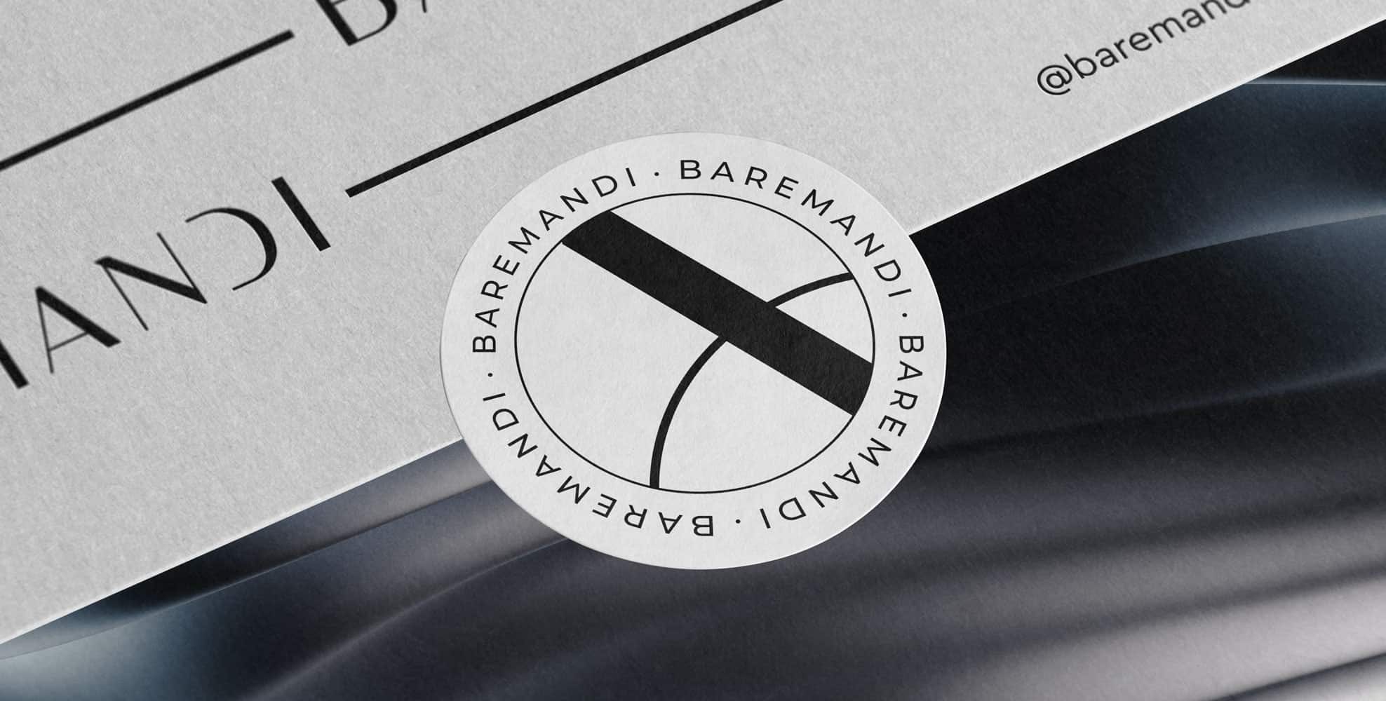 Diseño de logotipo e imagen corporativa (mockup papelería) de Baremandi