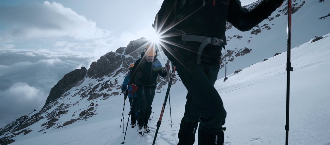 Documental Reto Pirineos fotograma subida al pico Aneto